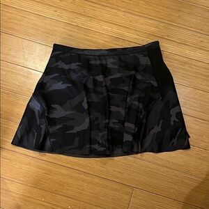 Athleta match point skort Black/Gray Camo Skirt XS